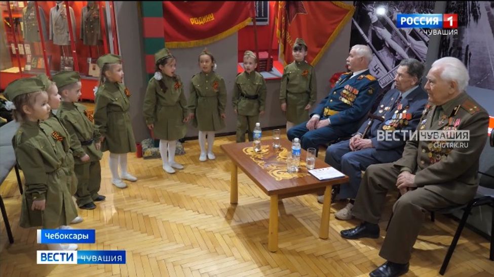 Воспитанники двух чебоксарских детсадов встретились с ветераном ВОВ