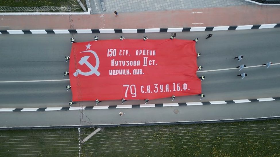 В Чебоксарах развернули 30-метровое Знамя Победы