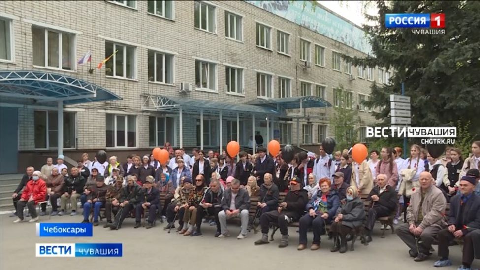 Чувашские врачи поздравили ветеранов, проходящих лечение, с Днем Победы 