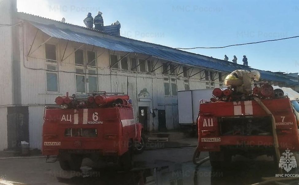 В Чебоксарах из-за неисправного электрооборудования загорелся склад с пищевой продукцией