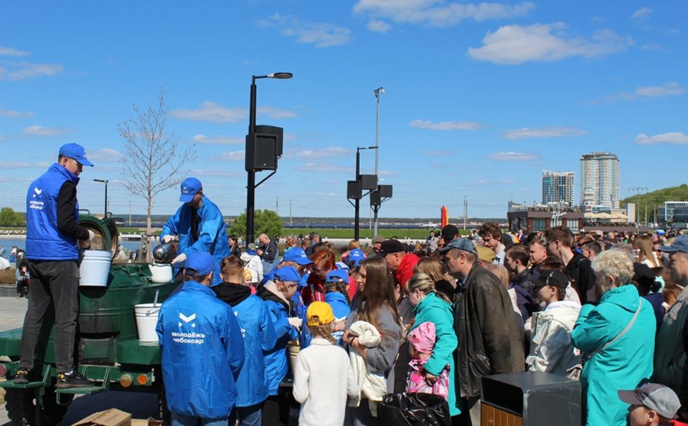 В День Победы жителей и гостей Чебоксар угостили фронтовым пайком
