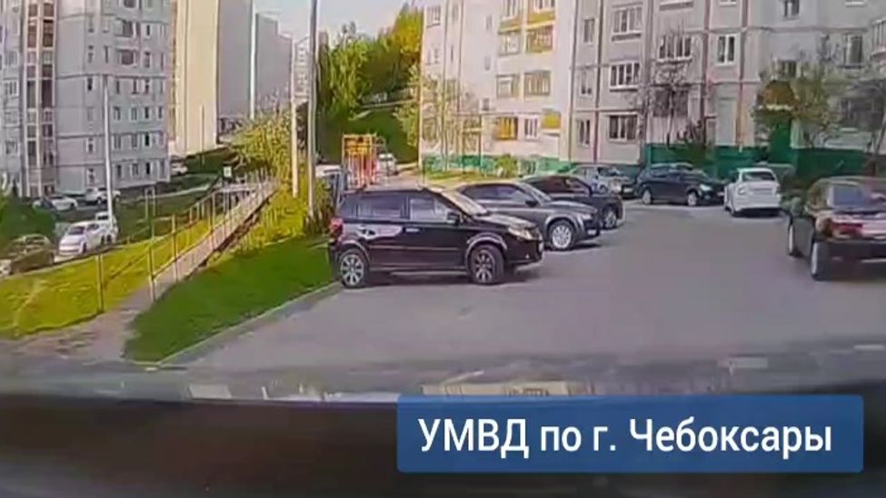 В Чебоксарах 7-летняя девочка выбежала на дорогу и попала под колеса иномарки