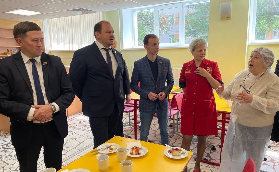 Чебоксарские власти вместе с родителями проверили питание в школах