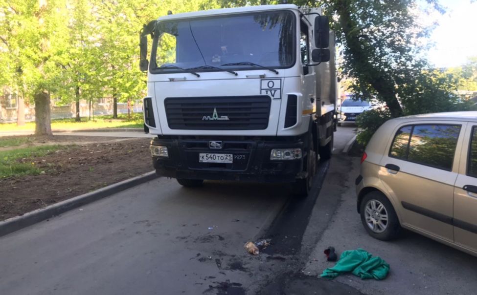 В Чебоксарах мусоровоз сбил женщину