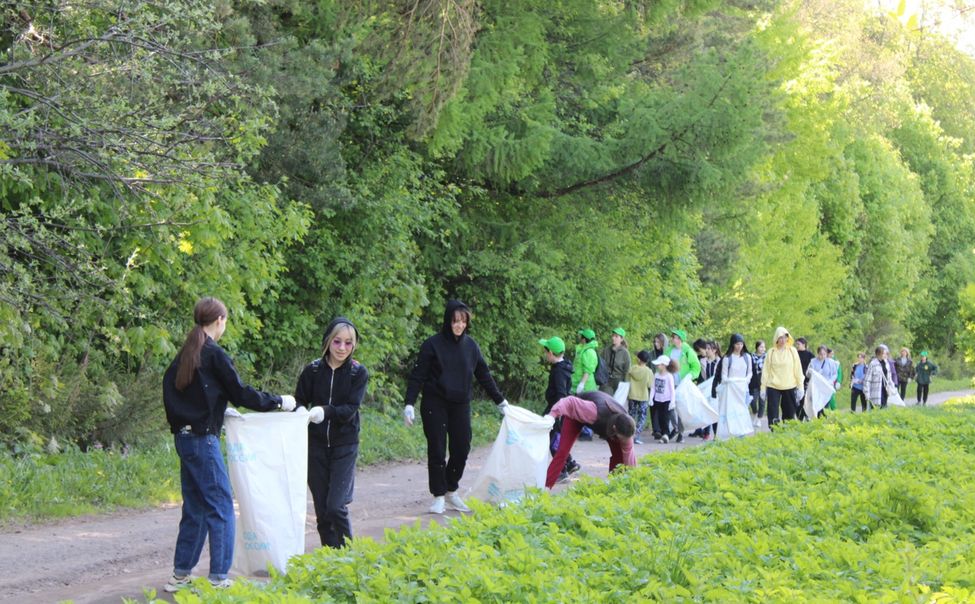 Эковолонтеры провели субботник в чебоксарском Ботаническом саду