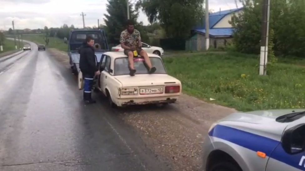 В Чувашии в дым пьяный водитель залез на крышу авто при задержании