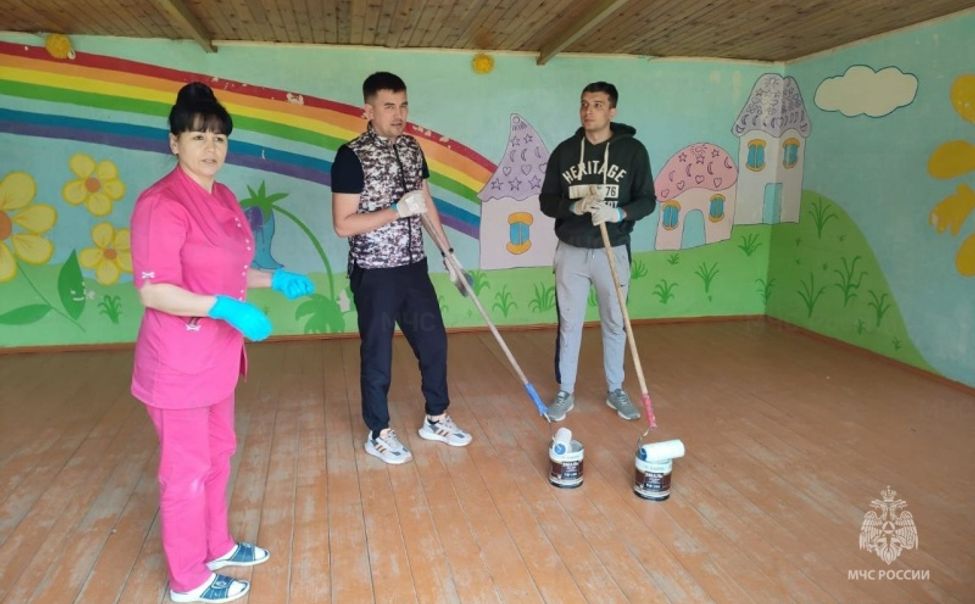 Спасатели Чувашии отремонтировали детскую площадку дома ребенка 