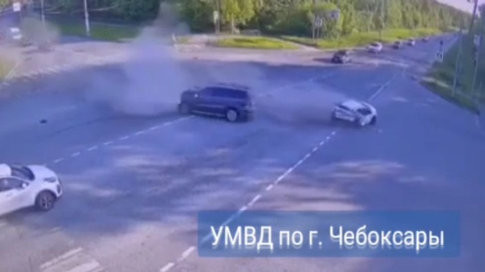 Пьяный чебоксарец на скорости влетел в стоящую на светофоре машину