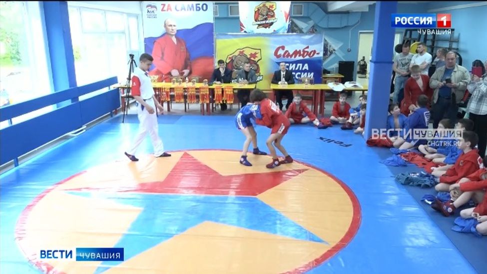 Учащиеся чебоксарской школы №2 науку побеждать осваивают на самбистском ковре