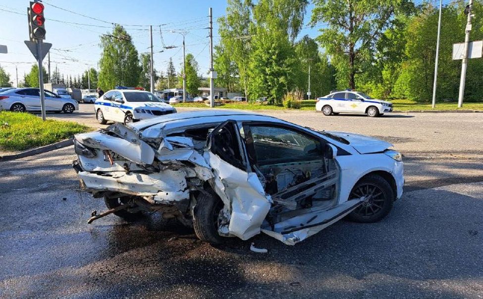 В Чебоксарах пьяный водитель "Мерседеса", уходя от погони, устроил ДТП с пострадавшими