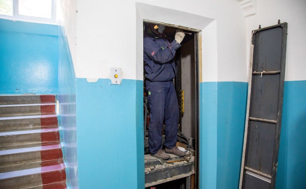 В чебоксарских многоэтажках начали замену лифтов