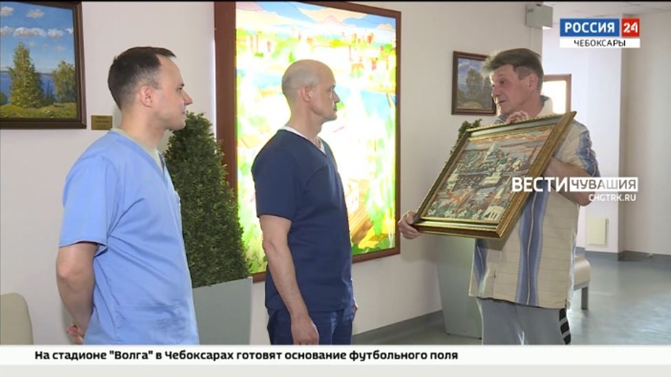 В Чувашии художник подарил медикам авторские полотна в благодарность за спасение