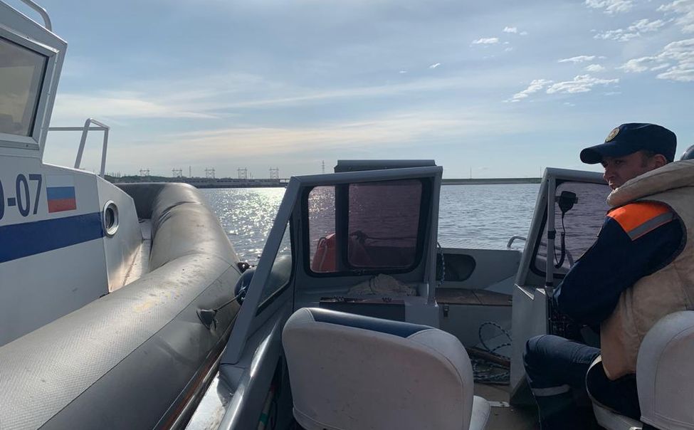 В Чувашии спасатели доставили на берег катер, вышедший из строя посреди Волги