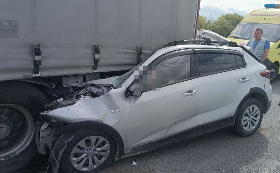 В Чувашии легковой автомобиль влетел под фуру, стоящую на обочине
