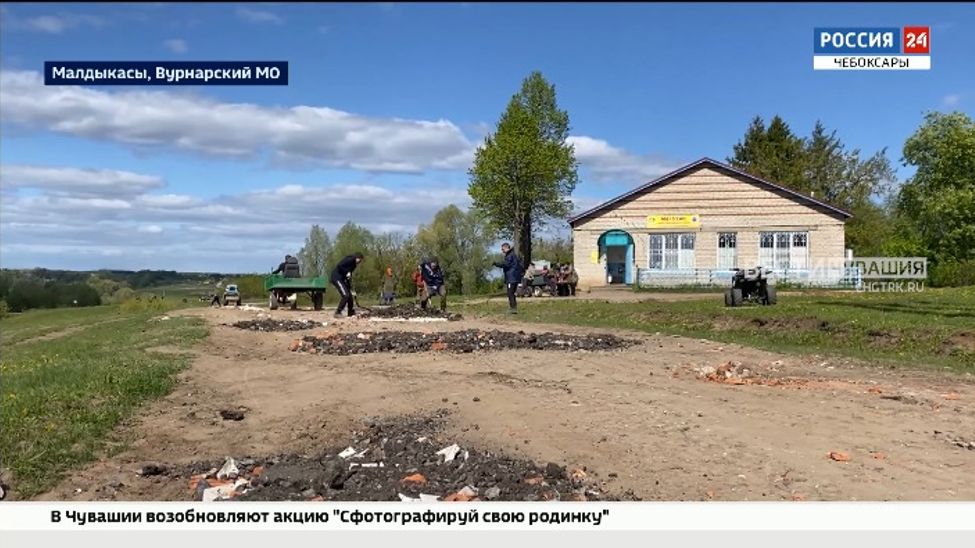 Жители деревни Малдыкасы самостоятельно залатали ямы на дороге