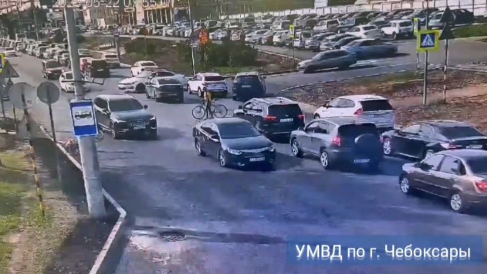 В Чебоксарах водитель иномарки сбил девушку на велосипеде и врезался в другой автомобиль