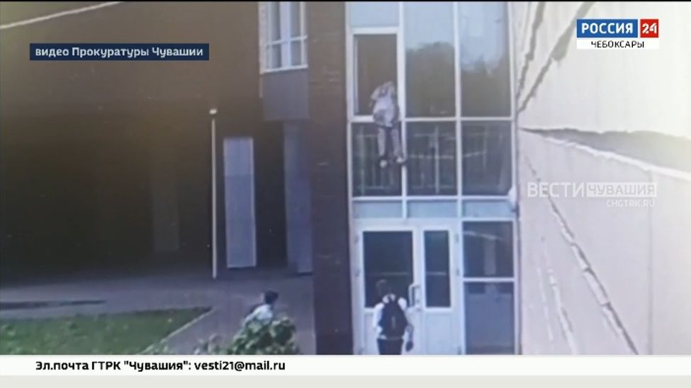 В Чебоксарах 6-классники спрыгнули из окна 2 этажа школы 