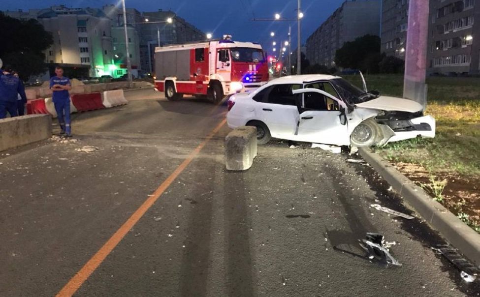 В Чебоксарах 19-летний водитель "Гранты" влетел в бетонное ограждение на Гражданской улице