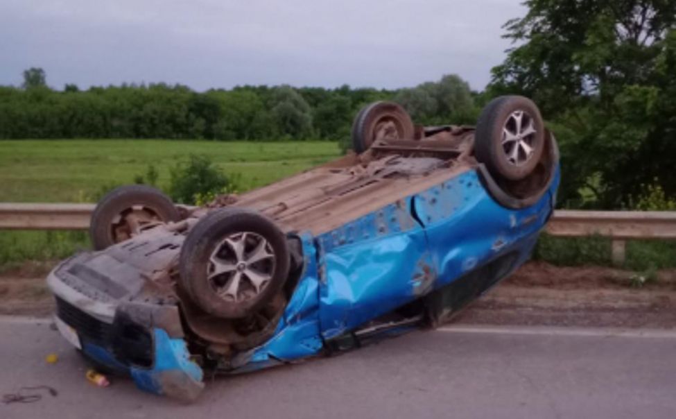 В Чувашии кроссовер перевернулся после столкновения с фурой