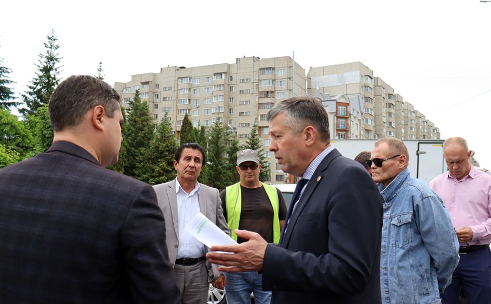 На Гражданской вручную вкопают сотни дорожных знаков и поставят километры перил