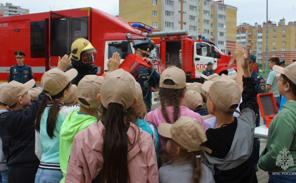 Юные чебоксарцы познакомились с профессией спасателя
