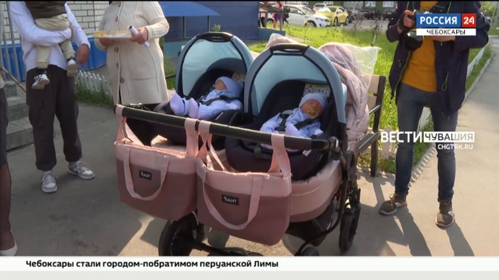 В Чебоксарах депутат Госдумы подарила коляску многодетной семье участника СВО