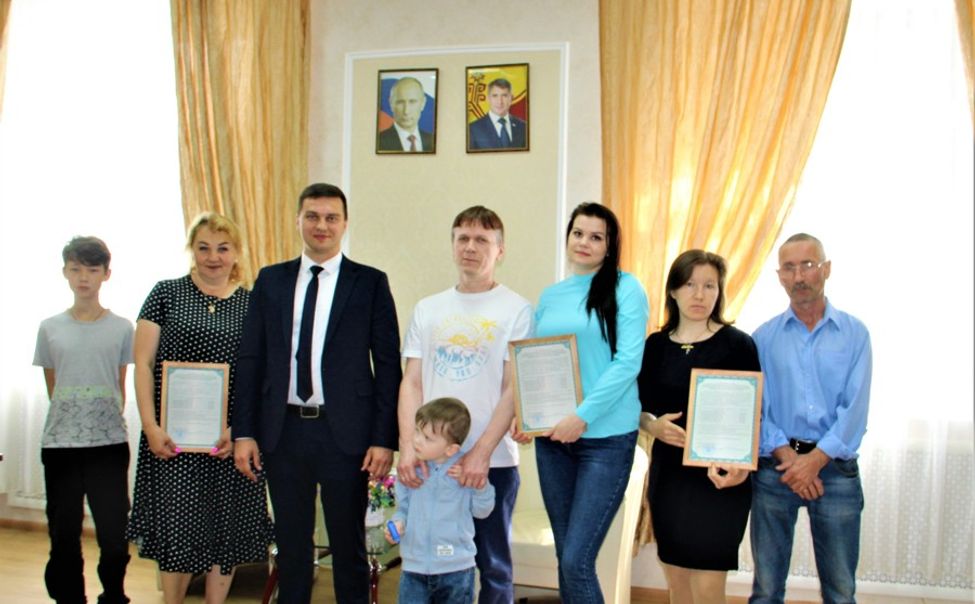 Многодетным семьям Цивильского округа вручили жилищные сертификаты