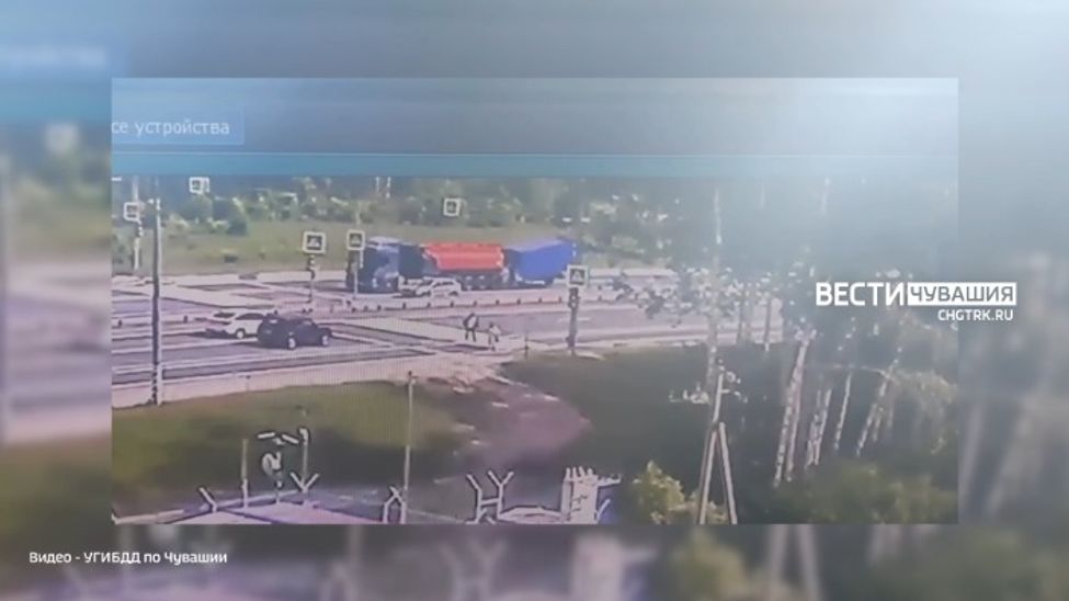 В Моргаушском округе ГАЗель влетела в бензовоз. Два человека пострадали