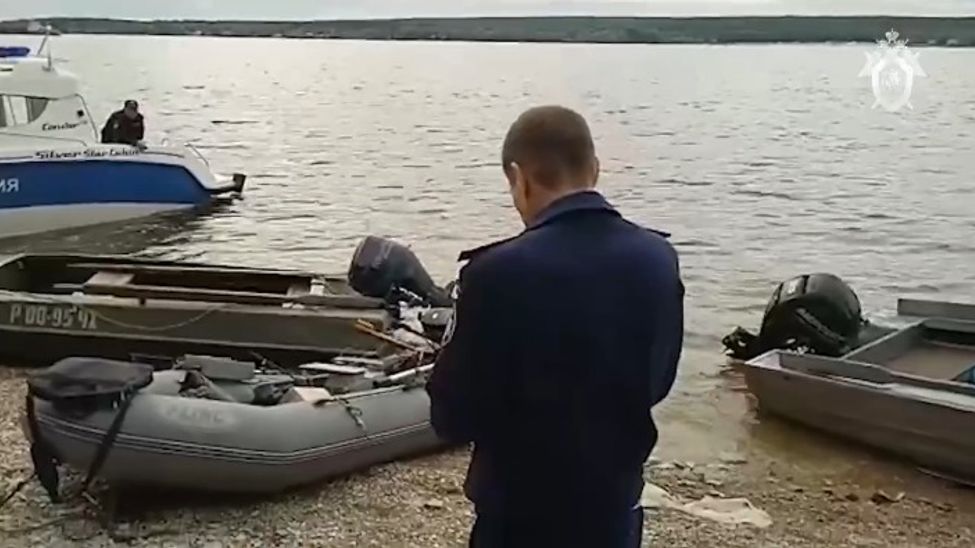 Следственный комитет раскрыл подробности столкновения лодки с двумя баржами в Чувашии