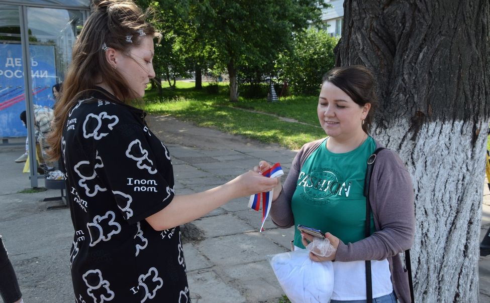 В канун Дня России в Чебоксарах раздали ленточки в виде триколора