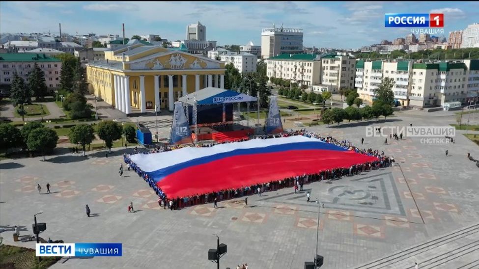 Главную площадь Чувашии украсил флаг страны площадью 1500 кв. метров