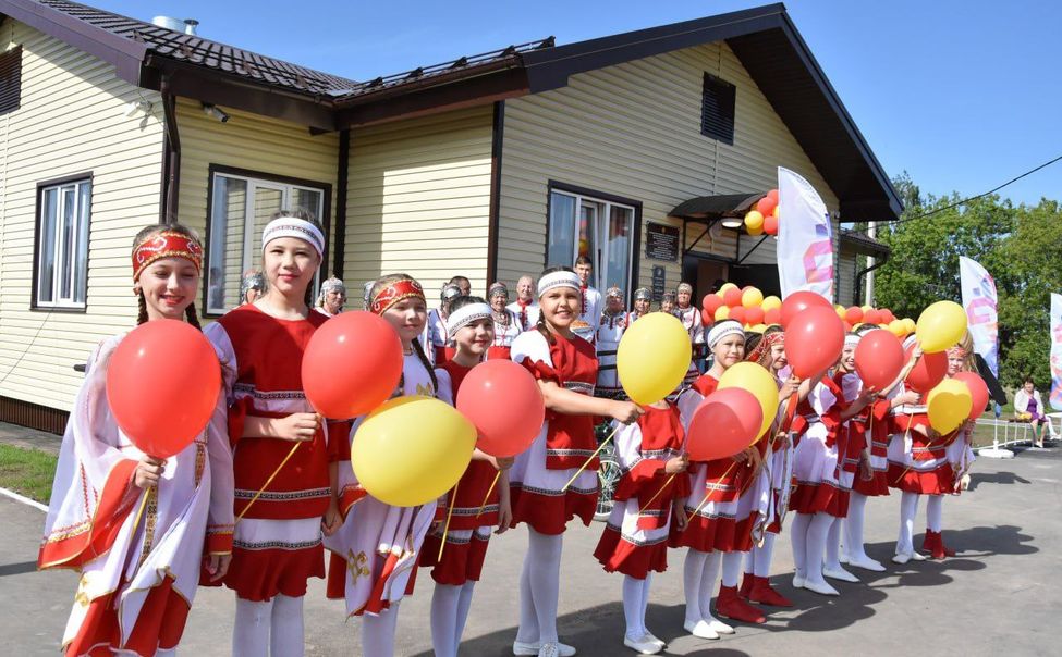 В Урмарском округе открыли современный Дом культуры, а в три других округа отправили автоклубы