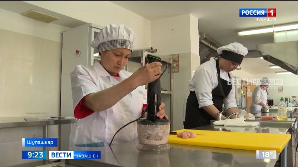 Шкул столовӑйӗнче ӗҫлекен поварсем ӑсталӑх конкурсӗнче тупӑшрӗҫ