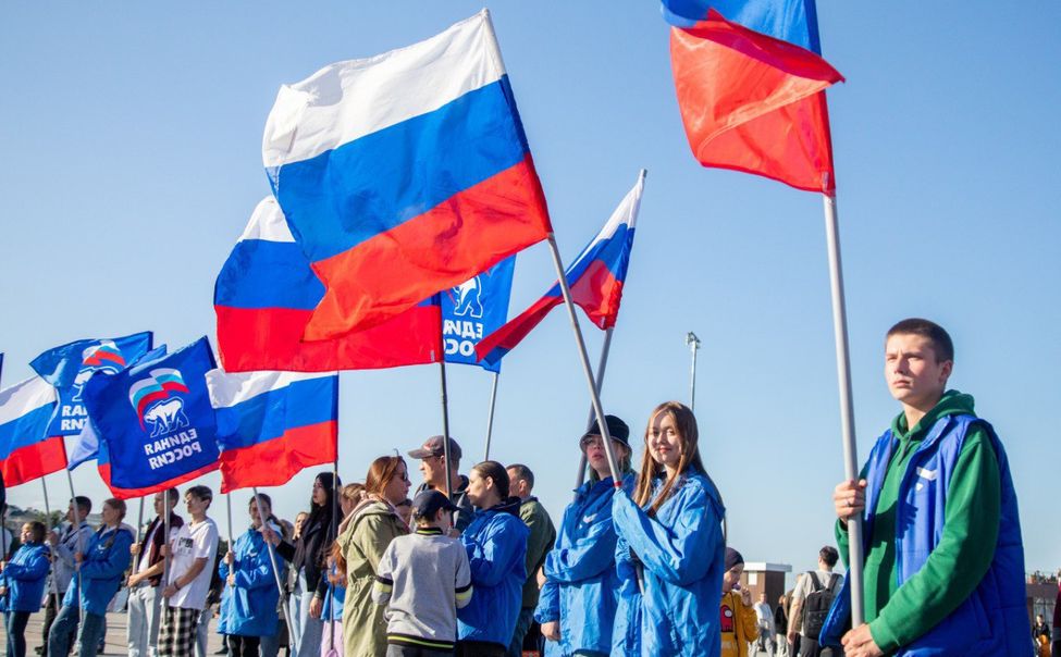 В День России Олег Николаев вручил паспорта 12 школьникам