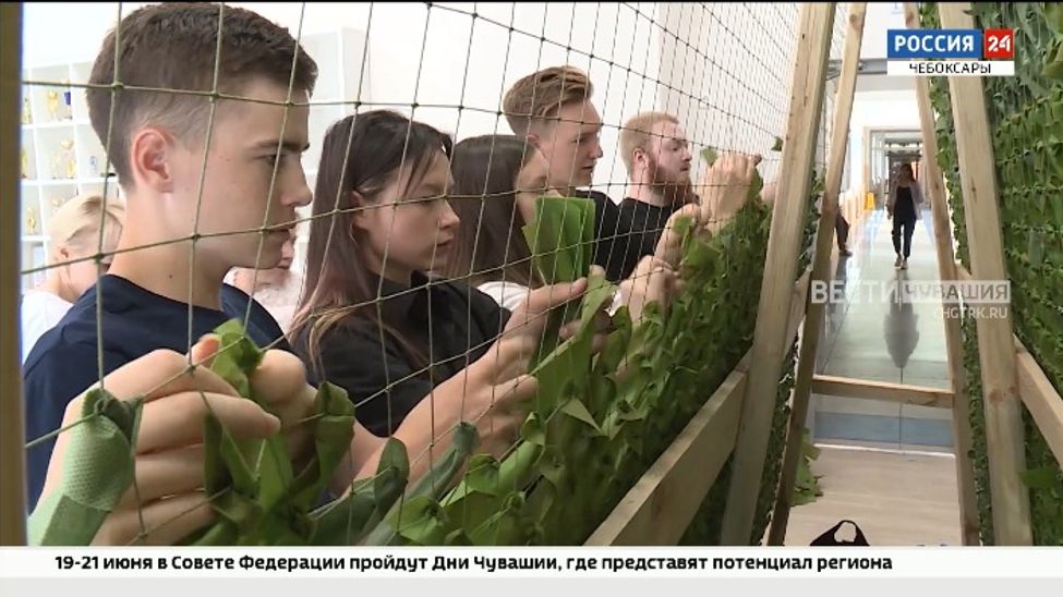 В Чувашском педуниверситете плетут маскировочные сети для СВО