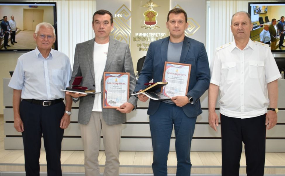 Двоих жителей Чувашии наградили за задержание преступника 