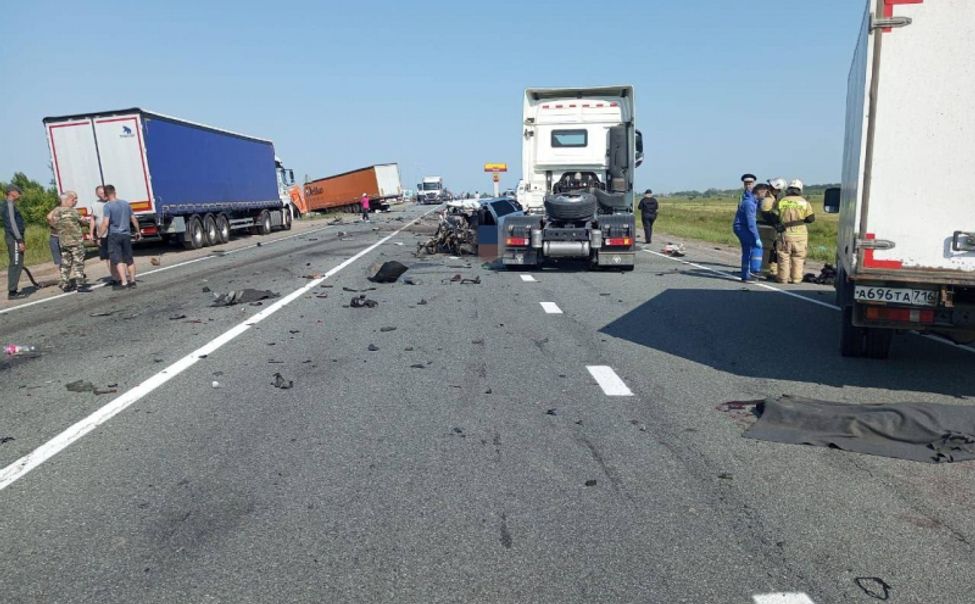 В Чувашии на трассе М-7 столкнулись 5 машин. Погибли 2 человека