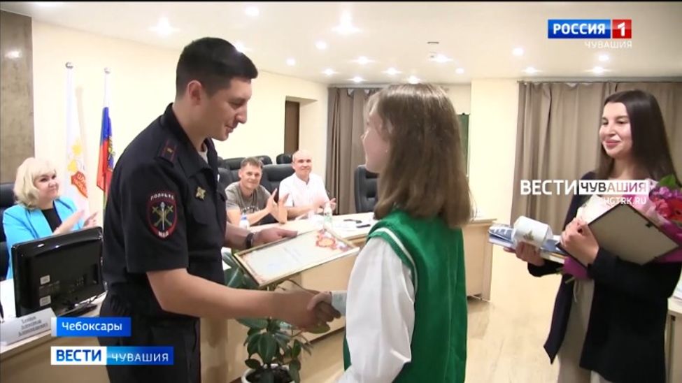 В Чебоксарах полицейские поблагодарили девушек, разыскавших заблудившегося ребенка