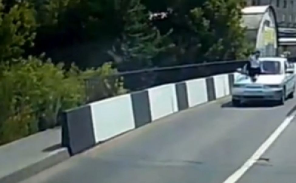 Новочебоксарца наказали за перевозку пассажира на капоте машины