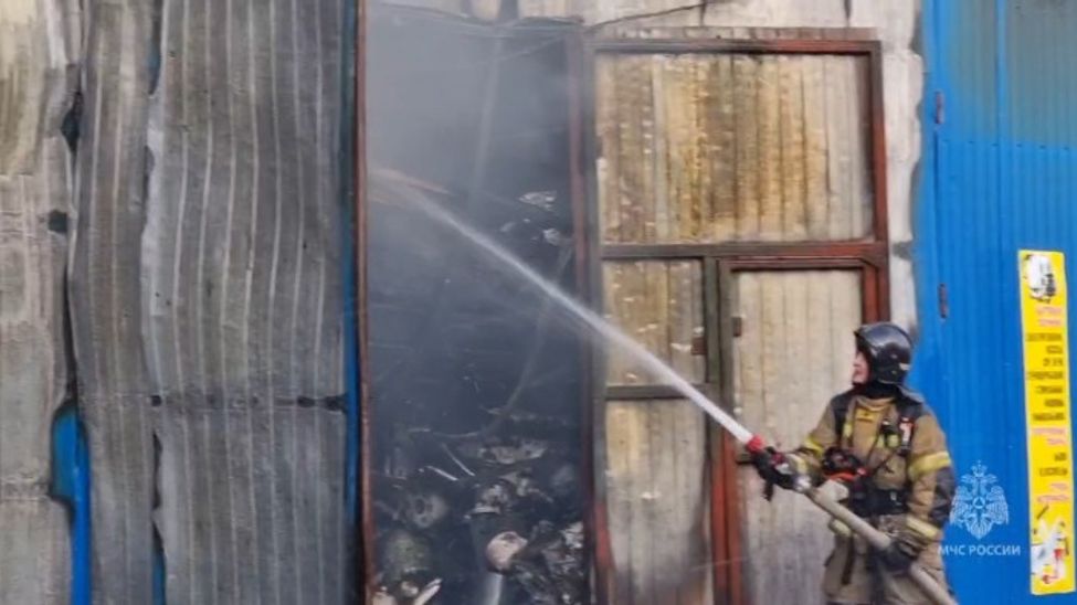 11 единиц техники и более 60 спасателей тушили склад в Чебоксарах