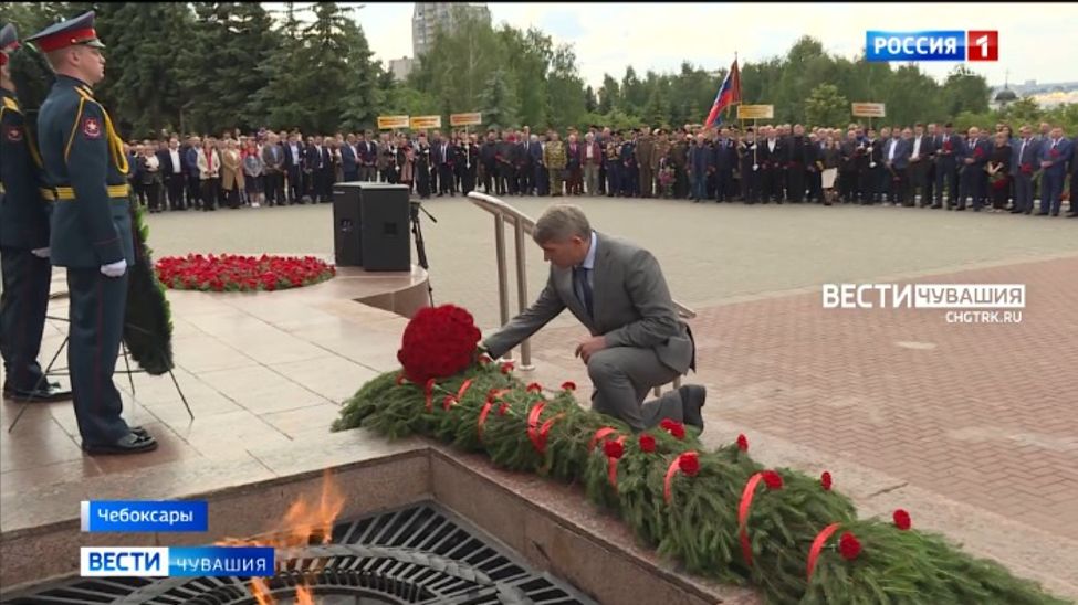 В Чебоксарах возложили цветы к Вечному огню