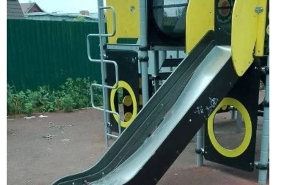 В Батырево мальчику оторвало часть пальца на детской площадке