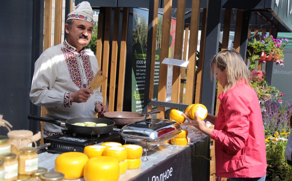 В Новочебоксарске открылись обновленные фермерские торговые ряды 