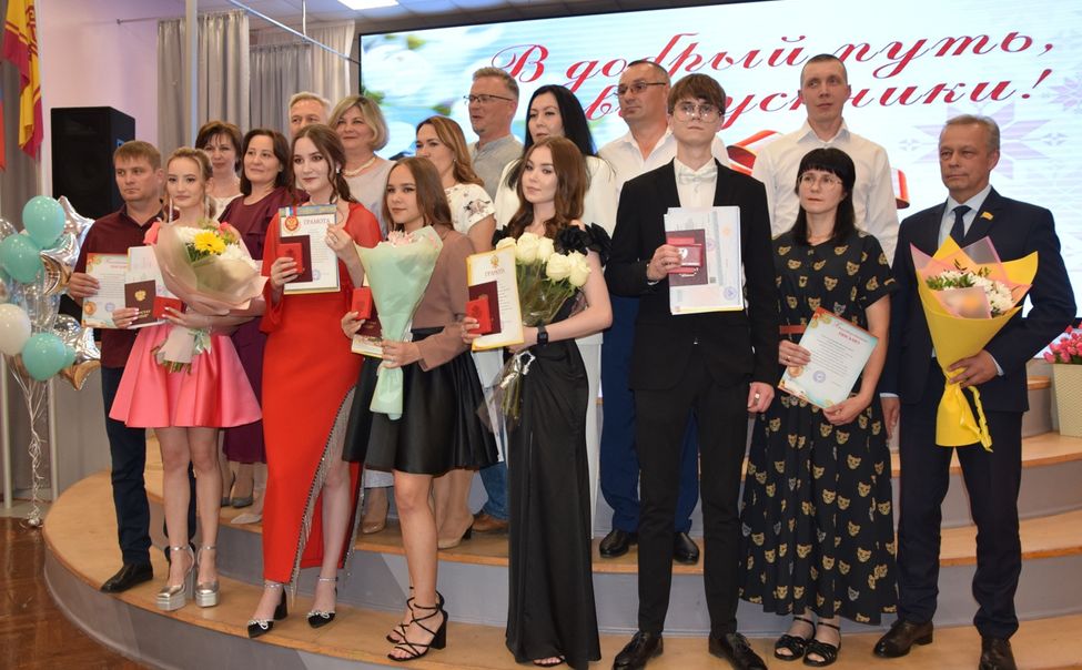 Чебоксарские выпускники получили аттестаты об окончании школы