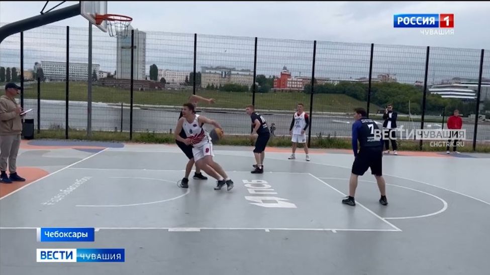 В Чебоксарах прошли соревнования по уличному баскетболу