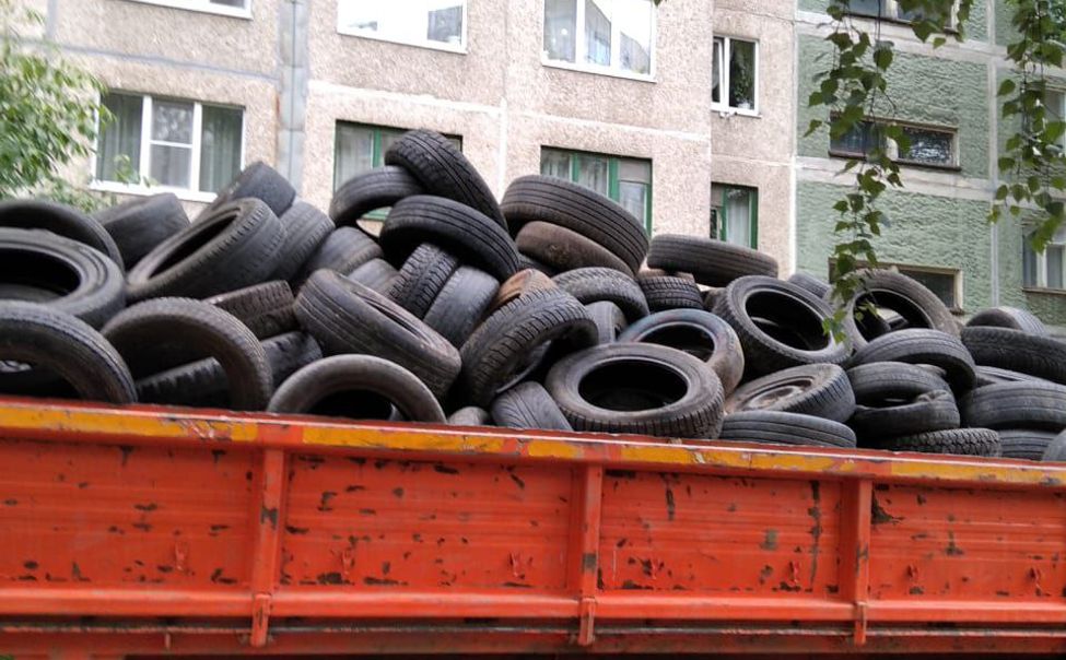В Чебоксарах собрали 2 КамАЗа автомобильных покрышек