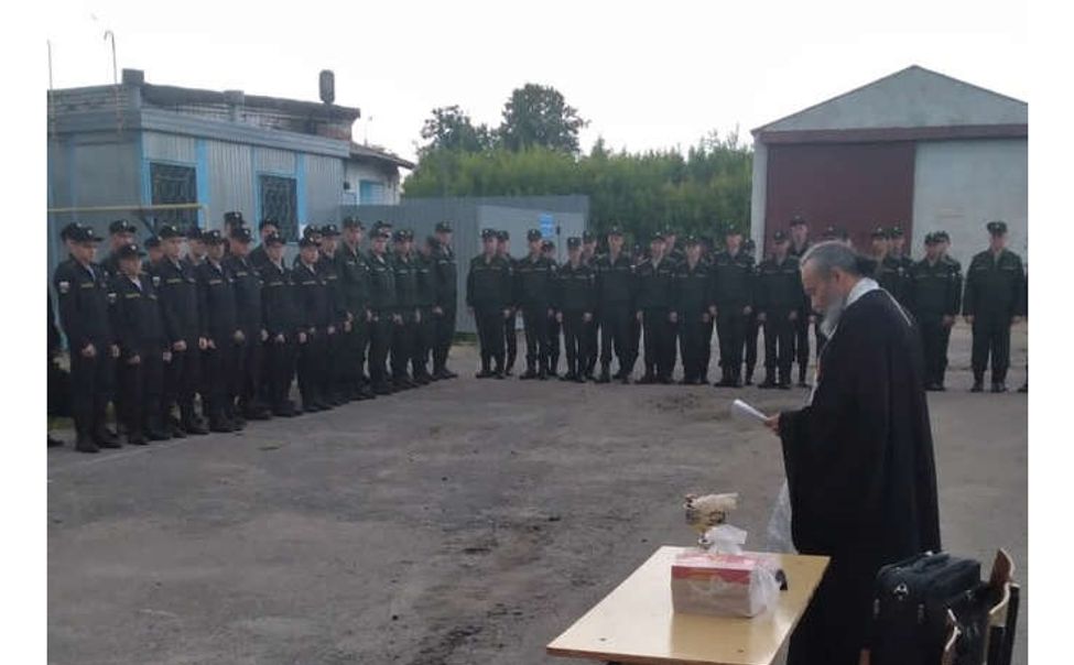 В Чебоксарах священник благословил призывников на воинское служение