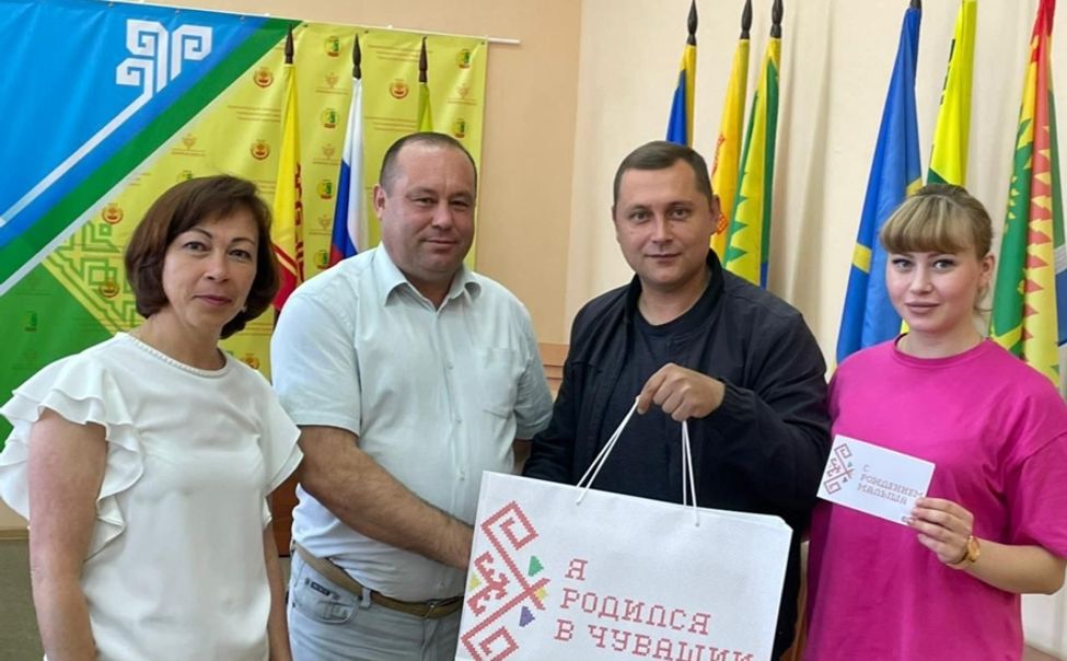 Семьям Шемуршинского округа вручили «Подарок новорожденному»