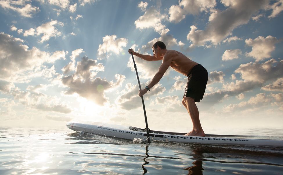 В Чувашии спасатели искали пьяного мужчину, который плыл по Волге на сап-борде
