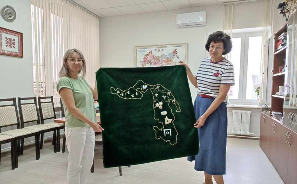 В Чувашию из Адыгеи доставили первую вышитую карту субъекта России  